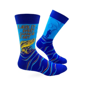 Könnte beinhalten: Blaue und gelbe Socken mit einem Fisch und dem Text "I jerk it every chance I get".