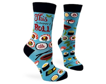 Könnte beinhalten: Ein Paar blaue Socken mit einem Sushi-Muster und dem Text "This is how I Roll".