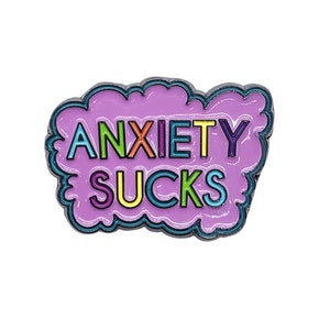Anxiety Sucks Bunter Emaille Pin mit Metall Rahmen | Witziger Emaille Pin | Emaille Anstecknadel | Niedliche Anstecknadeln | Abzeichen | Spruch Pin