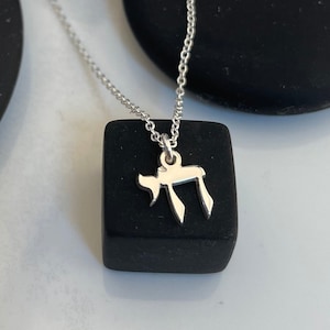 Mini Chai - SOLO COLGANTE en hebreo - SIN cadena - Incluye anilla de salto - Colgante de doble grosor - Joyería judía - Plata de ley 925