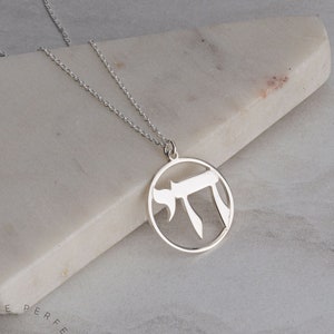 Collar Circle Chai con escritura hebrea - Colgante de vida - Collar judío para él y para ella - PLATA MÁS GRUESA