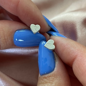 Pendientes con inicial grabada en forma de corazón y fuente cursiva: pendientes con cierre de mariposa para orejas perforadas