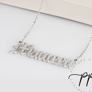 Colar com nome de fonte gótica personalizado - Prata esterlina 925 - Escrita em estilo inglês antigo - Pingente de placa de identificação de prata GROSSA - Joias de prata femininas