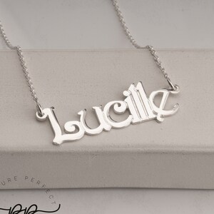 Collar con nombre en espiral para niña - Plata de ley 925 - Letra fácil de leer - Placa personalizada en plata gruesa - Regalo de Navidad