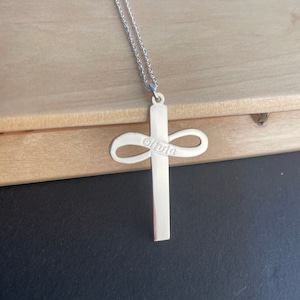 Personalisierte Kreuz Halskette mit Unendlichkeits Symbol - Individuell eingravierter Name in 925 Sterling Silber - Religiöser Schmuck für Männer und Frauen