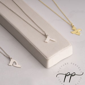 Collar con letras hebreas hecho a mano - Plata esterlina 925 GRUESA - Colgante con inicial de lado - Letra en bloque - Regalo judío para ella - Regalo de Hanukkah