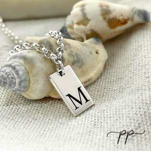 Collar con etiqueta inicial para hombre, plata de ley 925, cadena Rolo más ancha, colgante de barra de 1,2 mm de grosor, letra grabada con láser negro, el mejor regalo para él