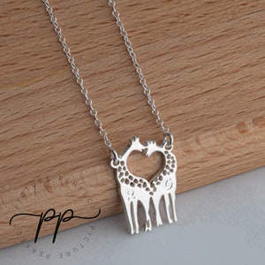 Collar con iniciales de dos jirafas y corazón: joyería de animales hecha a medida: jirafas enamoradas, diseño decorativo recortado en plata de ley