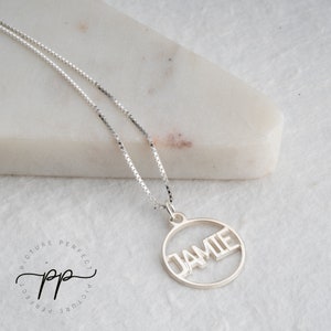 Collar con nombre en círculo - Colgante con nombre calado - Colgante de doble grosor (1,2 mm) - Cadena de eslabones - Collar circular delicado y personalizado para ella