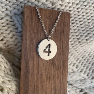 Collier chiffre sur disque rond - Cadeau pour fan de sport - Pendentif chiffre découpé - Bijoux personnalisés pour lui ou elle