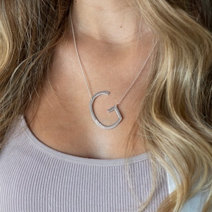 Collar con inicial de gran tamaño que cuelga de lado. Opción de grabar el nombre. Colgante con letra extragrande