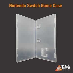 Könnte beinhalten: Eine transparente, leere Nintendo Switch Spielhülle, geöffnet, um das Innere zu zeigen. Die Hülle besteht aus transparentem Kunststoff und hat ein Scharnierdesign. Der Text "Nintendo Switch Game Case" befindet sich oben.
