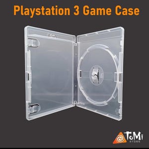 Könnte beinhalten: Transparente Playstation 3 Spielhülle, geöffnet, um das Innere zu zeigen. Die Hülle hat einen Disc-Halter auf der rechten Seite und ein Scharnierdesign. Der Text "Playstation 3 Game Case" steht oben.