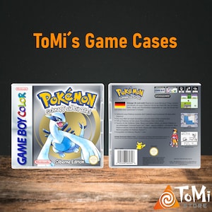 Könnte beinhalten: Eine transparente Spielhülle für den Game Boy Color mit dem Spiel "Pokémon Silberne Edition". Auf der Vorderseite der Hülle ist das Logo des Spiels und eine blau-weiße Illustration eines Pokémon zu sehen. Die Rückseite der Hülle enthält Spieldetails.