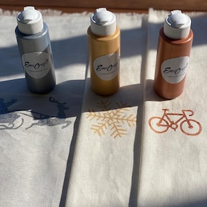 Ideal for glitter fabric dyeing, linoleum dye and stamp dyeing and brushing.Gold , silver and copper set of 3. 125ml