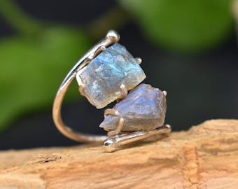Anillos llamativos de labradorita en bruto, regalo de piedra natal, anillos de labradorita con engaste de garras, joyería de piedra en bruto, anillos de labradorita natural, anillos de piedra en bruto