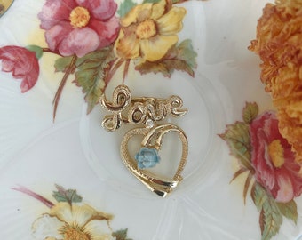Broche vintage spéciale Saint-Valentin de Gerry | Broche d’amour avec Aqua Blue Enamelled Flower Center | Bijoux cadeaux sentimentaux romantiques pour elle