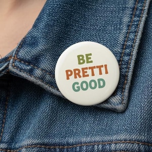 Puede incluir: Un juego de tres tazas de cerámica con un acabado moteado y mate. Las tazas son en tonos crema, marrón claro y marrón oscuro. Cada taza tiene un diseño simple y minimalista y un asa redondeada.