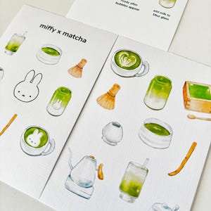 Op de afbeelding: Twee witte kaarten met aquarel illustraties over matcha thee. E&eacute;n kaart heeft instructies, de andere heeft matcha-thema illustraties, waaronder een Miffy-personage. De tekst op de kaart luidt "miffy x matcha".