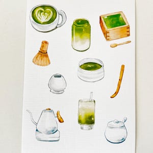 Op de afbeelding: Waterverfillustratie van matcha thee-artikelen. Inclusief een kopje matcha latte met hartkunst, een pot, een kom, een garde, een waterkoker, een glas matcha, een suikerpot en een houten lepel.