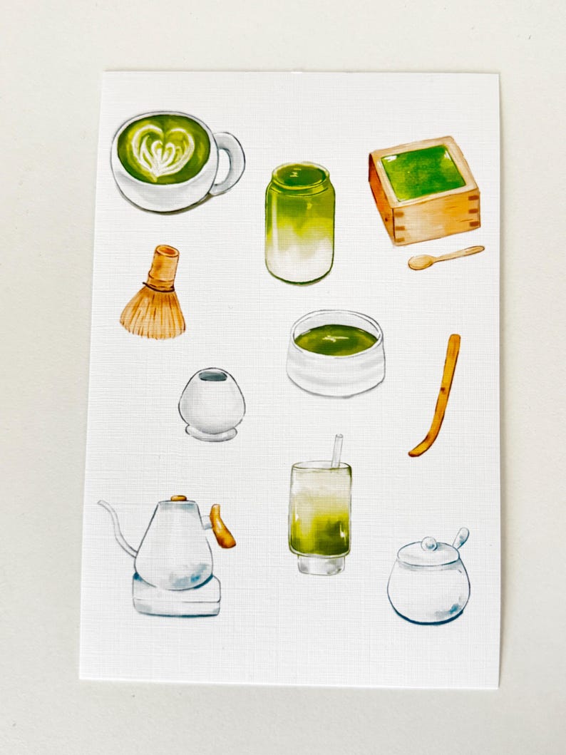 Op de afbeelding: Waterverfillustratie van matcha thee-artikelen. Inclusief een kopje matcha latte met hartkunst, een pot, een kom, een garde, een waterkoker, een glas matcha, een suikerpot en een houten lepel.