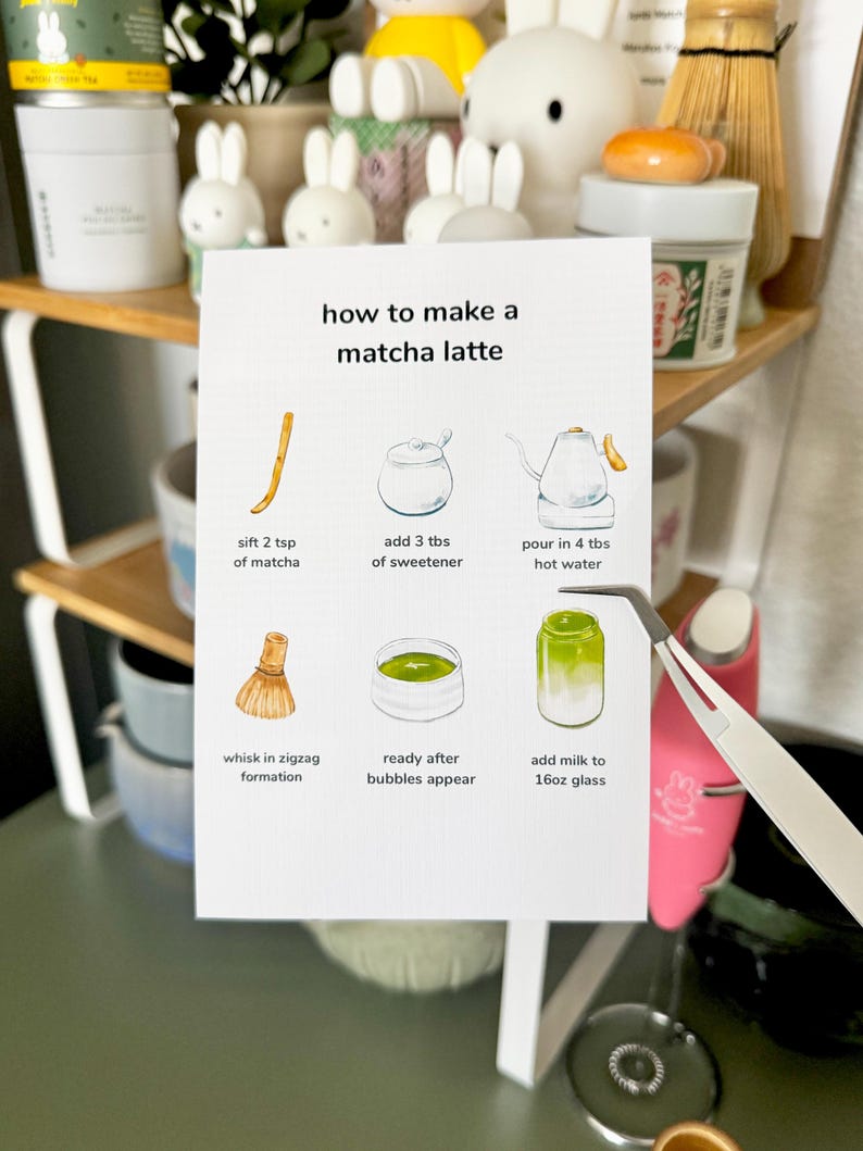 Op de afbeelding: Een set van drie keramische mokken met een gespikkelde, matte afwerking. Elke mok heeft een andere kleur: lichtblauw, cr&egrave;me en grijs. De mokken hebben een eenvoudig, modern ontwerp met een afgeronde vorm en een comfortabele handgreep.