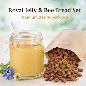Könnte beinhalten: Ein Glas mit goldgelbem Gelée Royale und einem Glaslöffel, neben einem Papiersack mit Bienenbrot. Das Bild trägt die Aufschrift "Royal Jelly & Bee Bread Set" und "Premium Bee Superfoods". Ein Zweig mit blauen und weißen Blumen befindet sich im Vordergrund.
