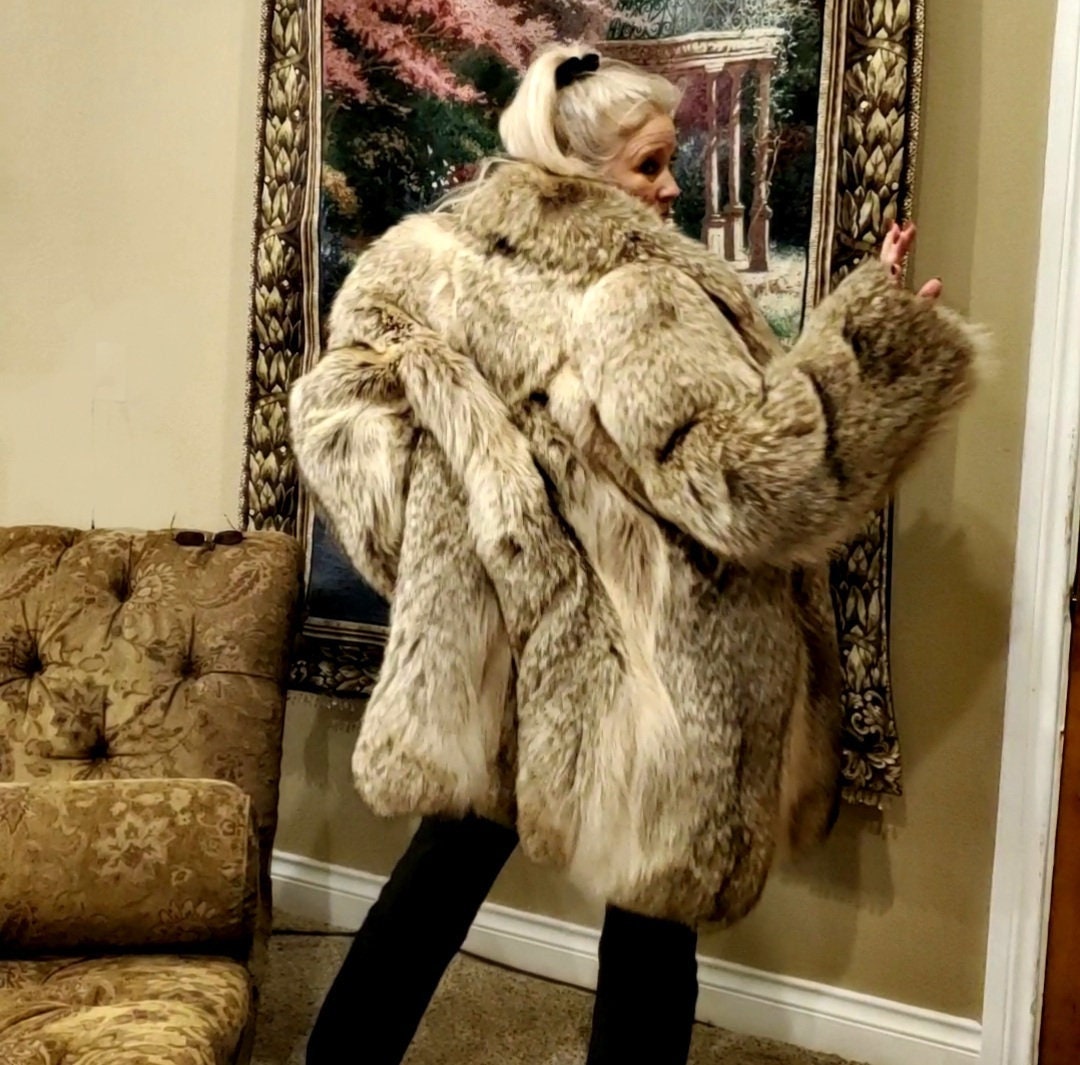 WOW Men s L XL or Women s 2XL Coyote Fur Coat W huge Plush Collar