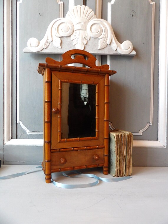 ARMOIRE ANCIENNE EN BOIS POUR POUPÉE - AVEC MIROIR ET TIROIR - MODÈLE BAMBOU