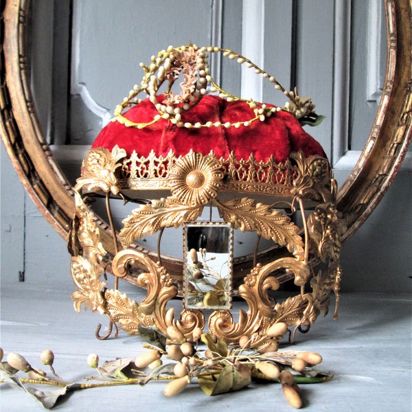 Support de mariage français des années 1800 Oreiller en velours de mariage français Napoléon III globe de mariage support intérieur en laiton doré floral élaboré