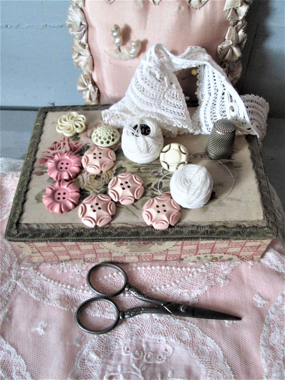 Lot De Boutons Vintage Anciens - Motif Fleur Pastel, Mercerie Rétro, Origine France
