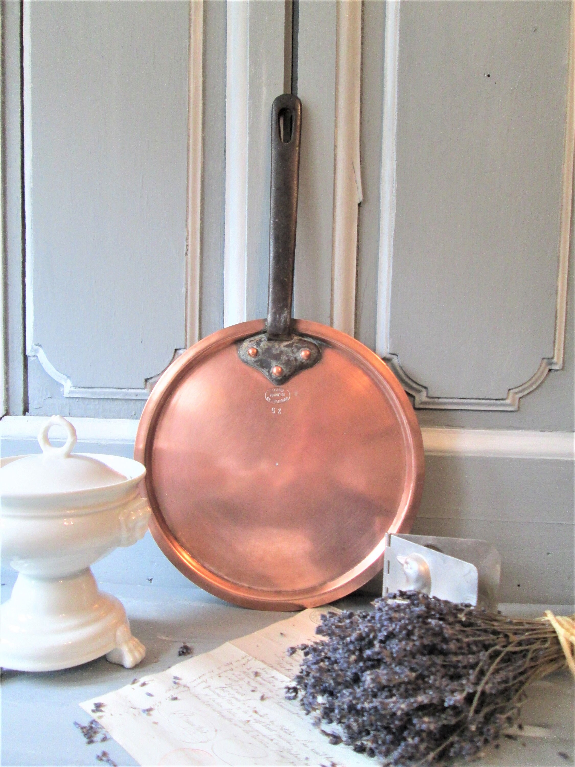 Couvercle de Pot en Cuivre Français Antique Large Vers 1870 Estampillé Grands Magasins Du Louvre Par