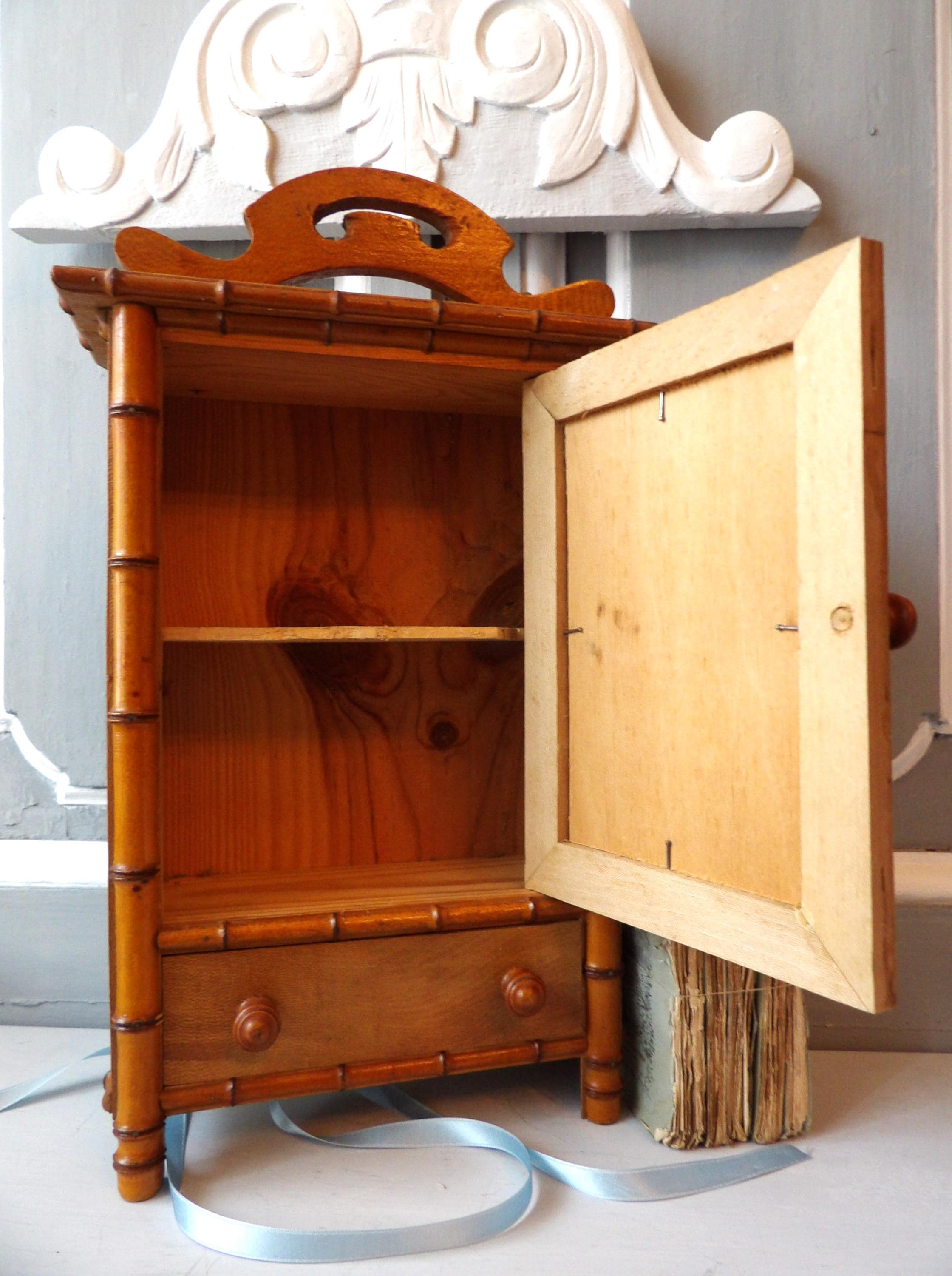 Ancienne Armoire De Poupée En Bambou - Jouet Vintage
