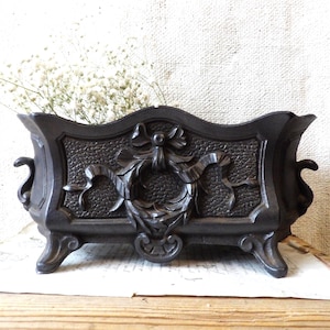 Jardinière ancienne en fonte, jardinière avec noeuds et couronnes, France vers 1900 Jardinière d'intérieur et d'extérieur en fonte.