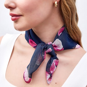 Mohnrosa quadratischer Schal, Bandana für Frauen, Kopfverpackung, Hals- oder Taschenschal, Haarschal Mode perfekte Geschenkidee