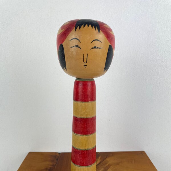 Poupée Kokeshi japonaise rétro vintage Tsuchiyu Kei 18 cm signée des années 1980 en bon état Traditionnelle