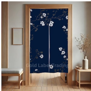 Op de afbeelding: Twee kamerverdelers in marineblauw met een wit bloemenpatroon. De verdelers hangen in een deuropening.