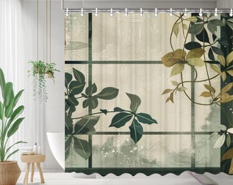 Puede incluir: Una cortina de ducha con un diseño botánico. La cortina presenta un marco similar a una ventana con hojas y enredaderas verdes. El fondo tiene un tono suave y neutro, y la estética general es natural y relajante. Una alfombra a rayas está en el suelo.