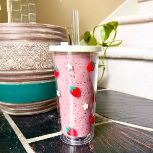 Gobelet Boba réutilisable à double paroi de 24 oz, tasse à smoothie, tasse à thé à bulles avec couvercle anti-fuite et paille – Motif fraise et fleur