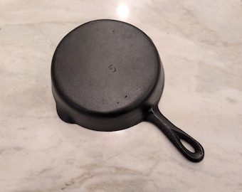 LOOK Vintage Unmarked no.5 Cast Iron Skillet Griswold