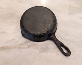 NICE Vintage Wagner 3 Hammered Cast Iron Skillet BEAUTY