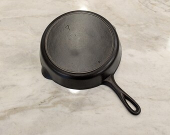 Vintage Lodge no.7 Single Notch Cast Iron Skillet Unmarked FLAT