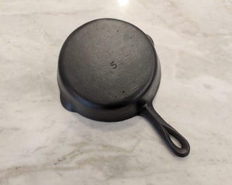 Vintage no.5 Cast Iron Skillet Unmarked Griswold? LOOK