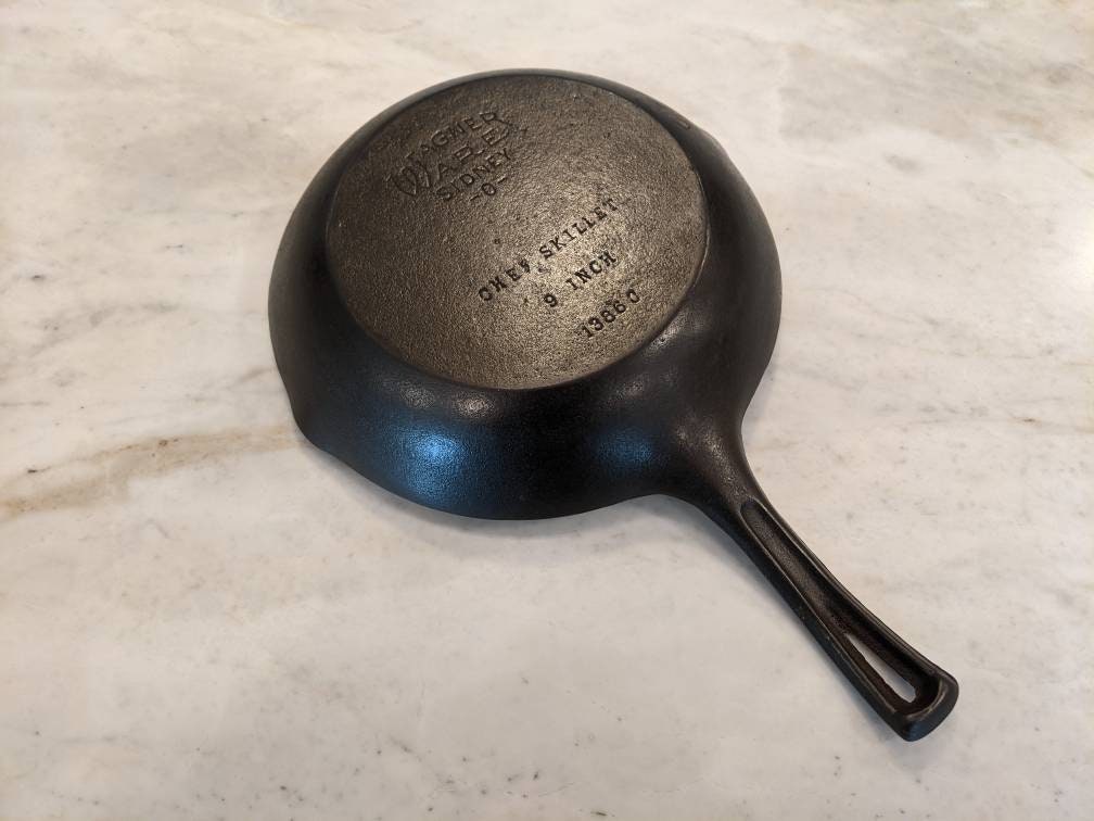 Vintage Cast Iron Chef Skillet 9 Double Spout Thumb Rest Medium / Small  Skillet / Frying / Fry Pan Made in the USA 