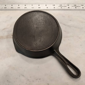 Unmarked Vollrath 3 Cast Iron Skillet Reproduction