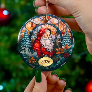 Adorno navideño 2026, adorno de árbol de Navidad de Papá Noel del bosque, regalo navideño, adorno redondo de cerámica con fecha.