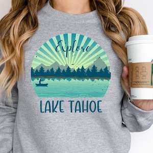 Traje de Lake Tahoe, ropa de viaje a California, ropa retro del lago, regalo de vacaciones en el lago fresco, camisa de senderismo de montaña - sudadera