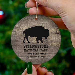 Benutzerdefinierte Yellowstone Ornament, Yellowstone Geschenk, Nationalpark Geschenk, Weihnachtsverzierung, Familienausflug, Keramik Büffel Ornament