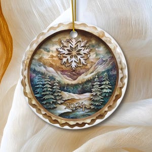 Ornement de Noël 2026, Vallée de montagne et conifères, Boule de Noël rustique et enneigée, souvenir d'hiver chaleureux