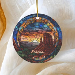 Adorno de cielo nocturno de Sedona, adorno de vitral falso, idea de regalo navideño, recuerdo familiar, redondo de cerámica, idea de regalo
